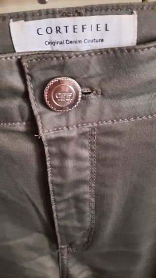 Pantalon pitillo encerado Cortefiel de segunda mano por 8,5 EUR en Zaragoza  en WALLAPOP