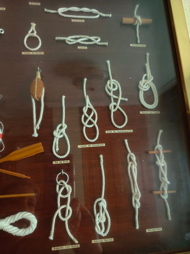 Cuadro con nudos y motivos marineros.
