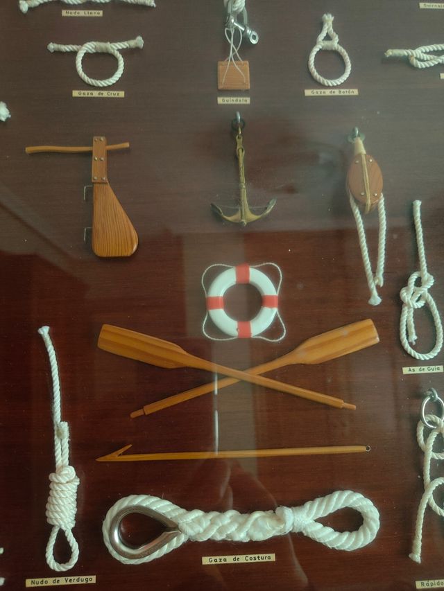 Cuadro con nudos y motivos marineros.