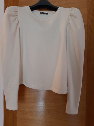 Sudadera zara manga abullonada de segunda mano por 8 EUR en Santiago de  Compostela en WALLAPOP