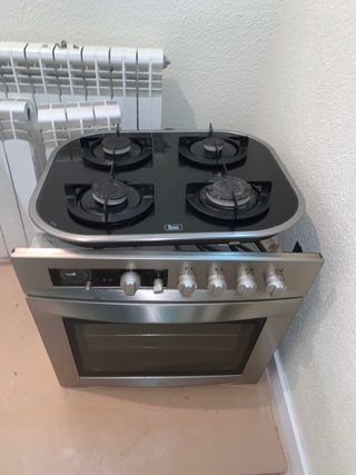 Horno eléctrico y encimera de gas natural Teka de segunda mano por 80 EUR  en Lleida en WALLAPOP
