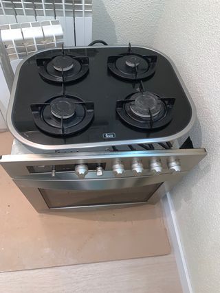 Horno eléctrico y encimera de gas natural Teka de segunda mano por 80 EUR  en Lleida en WALLAPOP
