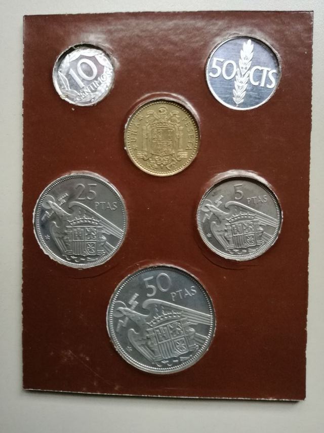 Estuches monedas Franco 1975 y Juan Carlos 1976.