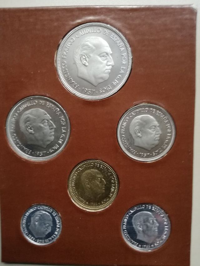 Estuches monedas Franco 1975 y Juan Carlos 1976.
