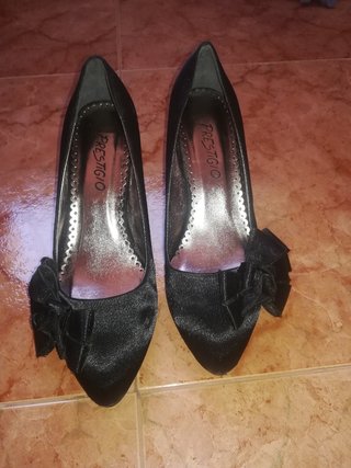 Zapatos negros fiesta solo puestos una vez de segunda mano por 7 EUR en  Valencia en WALLAPOP