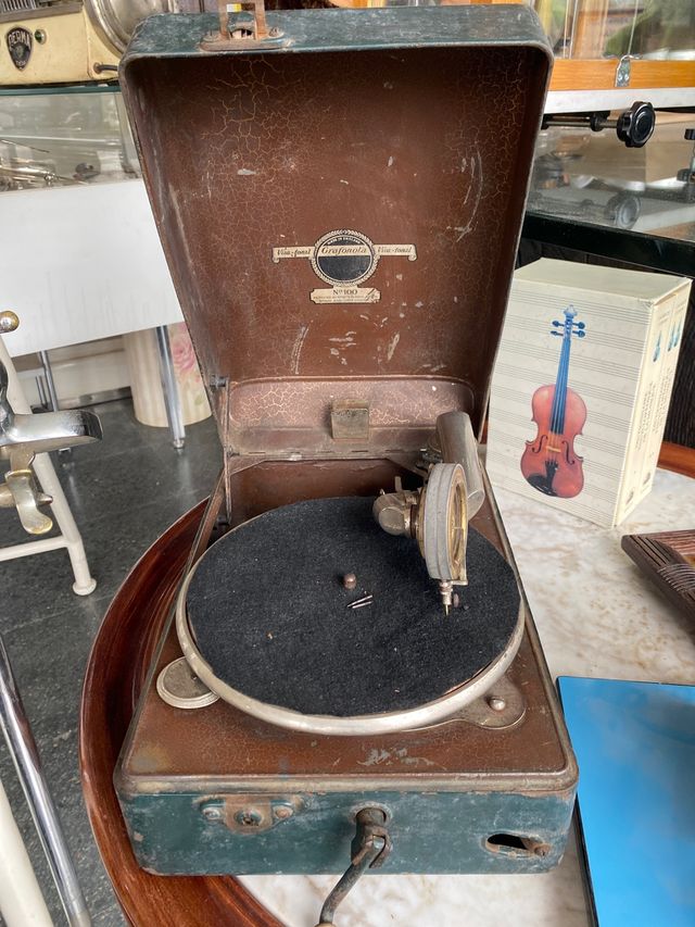 Antigua grafonola en buen estado.