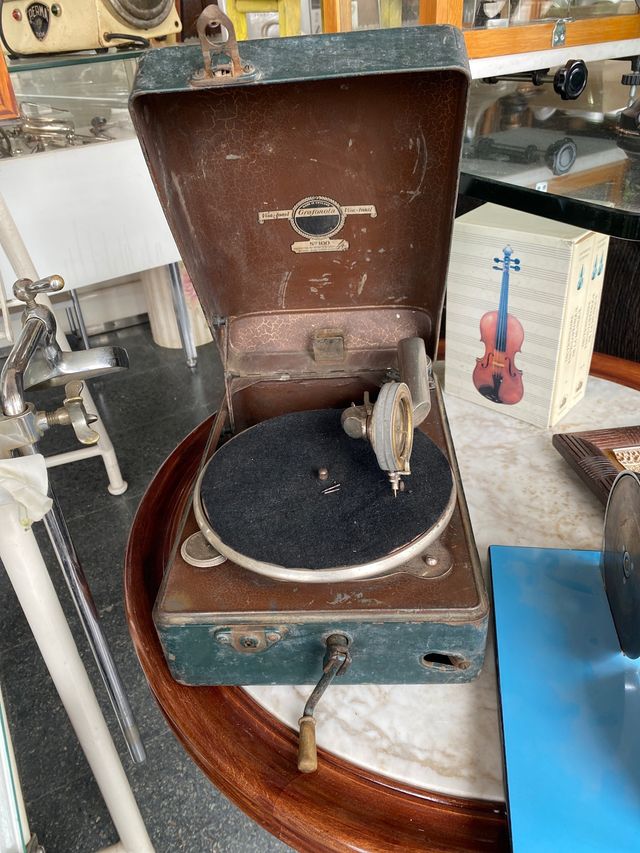 Antigua grafonola en buen estado.