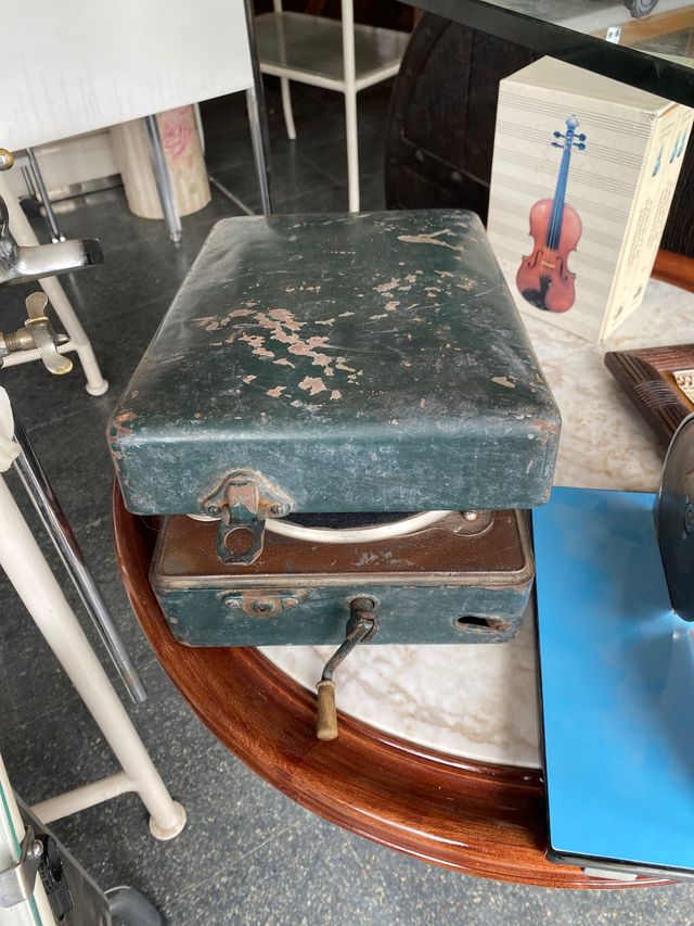 Antigua grafonola en buen estado.