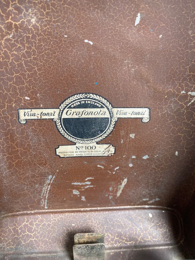 Antigua grafonola en buen estado.