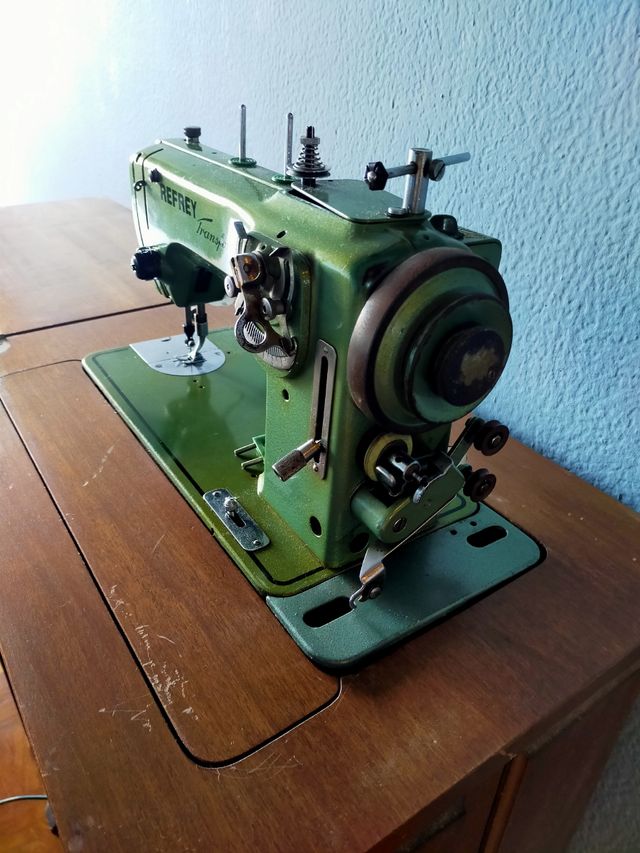 Maquina de coser Refrey