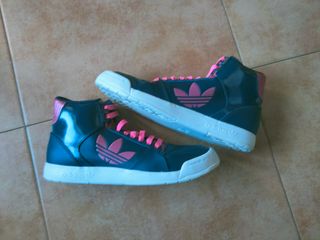 Zapatillas abotinadas Adidas 40 de segunda mano por 24 EUR en Albaida en  WALLAPOP