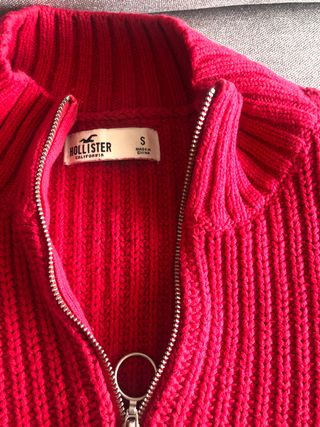 Sudadera roja Hollister de segunda mano por 5 EUR en L\\'Eliana en WALLAPOP