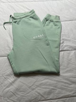 Pantalon chandal guess de segunda mano por 40 EUR en Oiartzun en WALLAPOP