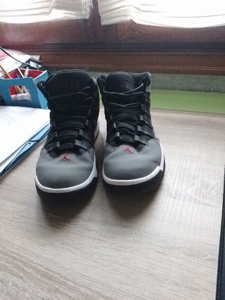 AIR JORDAN MAX AURA GRISES de segunda mano por 60 EUR en Mungia en WALLAPOP