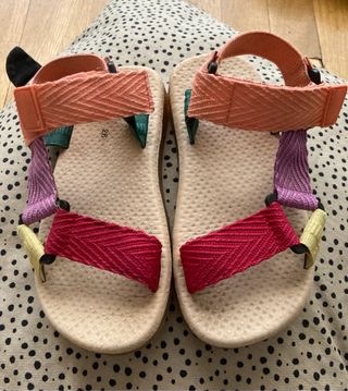 Zapatillas no queremos, pero estas sandalias estilo 'sporty' de Pull\u0026Bear o  Zara sí que nos harán la vida más fácil en verano