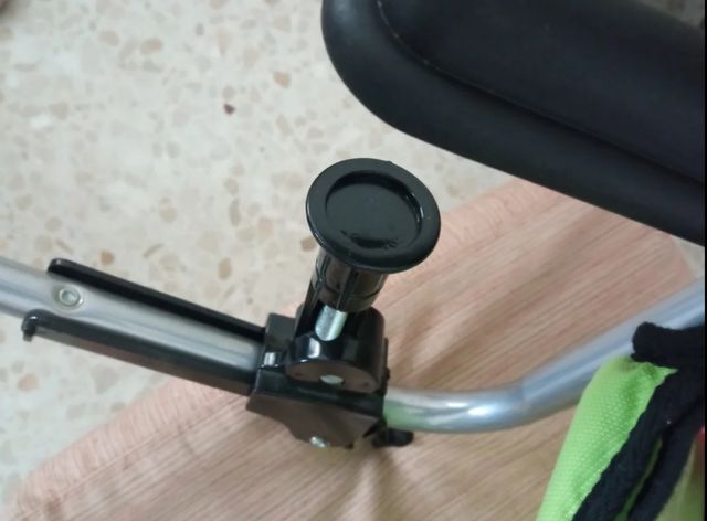 Trona portátil y ajustable a la mesa