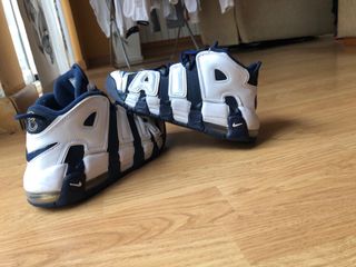 Nike uptempo, azul marino y blancas de segunda mano por 58 EUR en Las Casas  de Soria en WALLAPOP