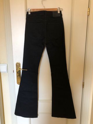 Pantalón campana negro Zara sin estrenar de segunda mano por 14 EUR en  Madrid en WALLAPOP