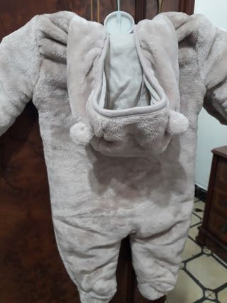 Buzo del corte inglés con capucha para bebé de segunda mano por 10 EUR en  Zaragoza en WALLAPOP