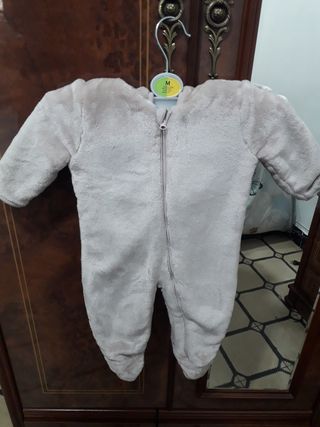 Buzo del corte inglés con capucha para bebé de segunda mano por 10 EUR en  Zaragoza en WALLAPOP