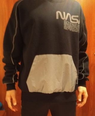 SUDADERA NASA PULL \u0026amp; BEAR de segunda mano por 1 EUR en Blanes en  WALLAPOP