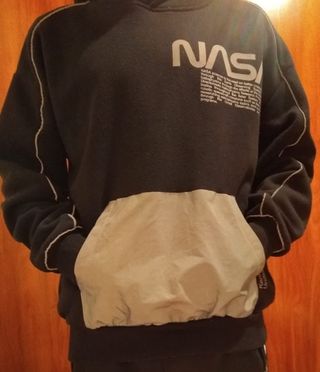SUDADERA NASA PULL \u0026amp; BEAR de segunda mano por 1 EUR en Blanes en  WALLAPOP