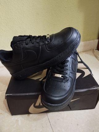 Zapatillas Air force 1 negras. Talla40 de segunda mano por 55 EUR en  Alcázar de San Juan en WALLAPOP