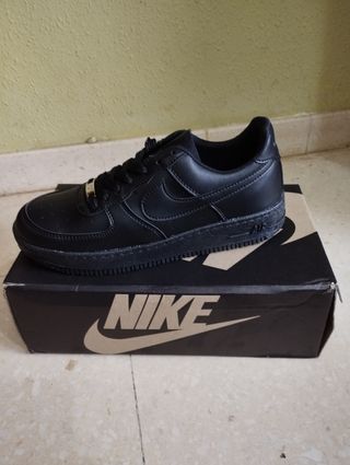 Zapatillas Air force 1 negras. Talla40 de segunda mano por 55 EUR en  Alcázar de San Juan en WALLAPOP