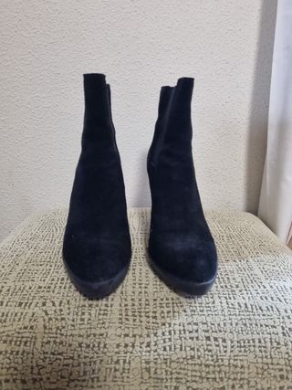 Botines negros calvin klein de segunda mano por 35 EUR en Poligono Fuente  del Jarro en WALLAPOP