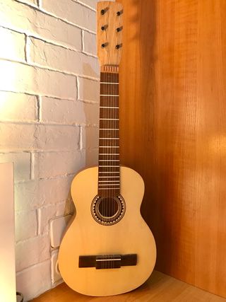 Mini guitarra española de segunda mano por 35 EUR en Barcelona en WALLAPOP