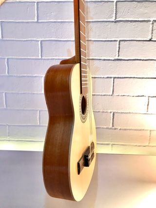Mini guitarra española de segunda mano por 35 EUR en Barcelona en WALLAPOP