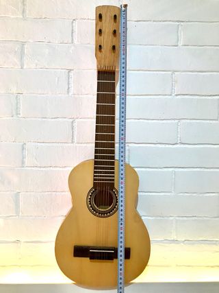 Mini guitarra española de segunda mano por 35 EUR en Barcelona en WALLAPOP