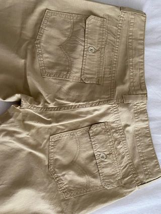 Pantalón beige Levis de segunda mano por 20 EUR en Madrid en WALLAPOP
