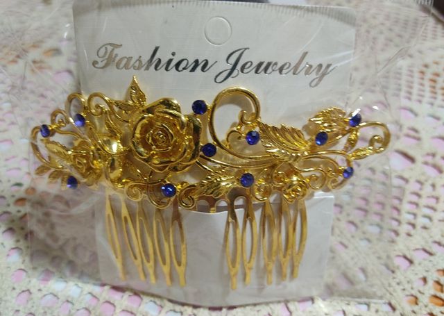 Peinecillos dorados con brillantitos azulina.