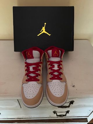 Air Jordan 1 crema y rojas de segunda mano por 140 EUR en Bembrive en  WALLAPOP