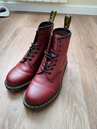 Botas Militares Burdeos Dr Martens de segunda mano por 100 EUR en Madrid en  WALLAPOP