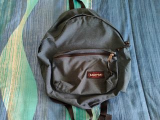 Mochila Eastpak Azul Marino de segunda mano por 15 EUR en Madrid en WALLAPOP