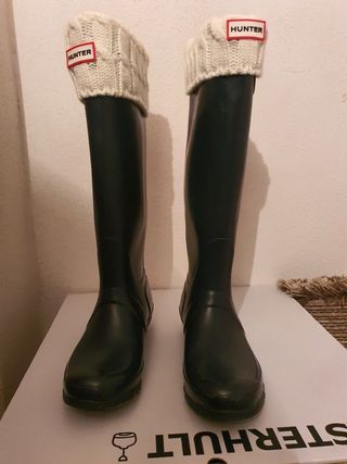 Botas hunter azules + calcetines blancos de segunda mano por 50 EUR en A  Coruña en WALLAPOP