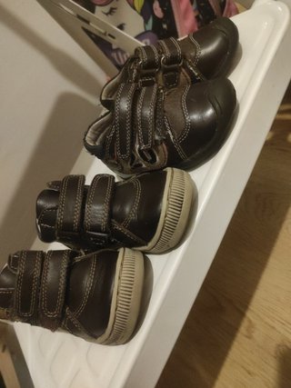 Zapatos bebés mellizos gemelos talla 19 bebe de segunda mano por 9 EUR en  Murcia en WALLAPOP