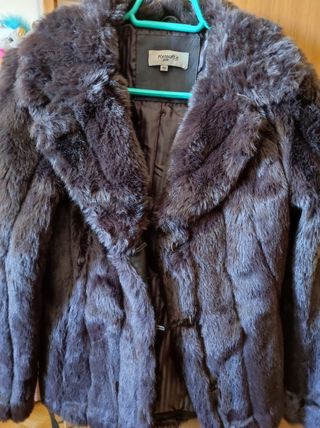 Chaqueta abrigo de pelo de Fórmula Joven de segunda mano por 20 EUR en  Fuenlabrada en WALLAPOP