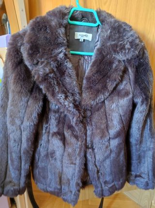 Chaqueta abrigo de pelo de Fórmula Joven de segunda mano por 20 EUR en  Fuenlabrada en WALLAPOP