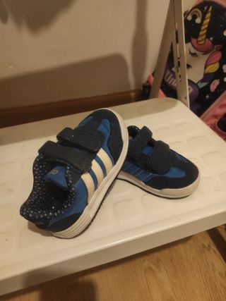 Zapatillas Adidas bebé talla 20 de segunda mano por 10 EUR en Murcia en  WALLAPOP