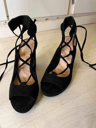 Tacones negros con tiras tobillo de segunda mano por 10 EUR en Madrid en  WALLAPOP