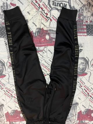 Chandal siksilk negro y dorado de segunda mano por 40 EUR en Santa Cruz de  Tenerife en WALLAPOP