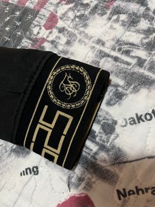Chandal siksilk negro y dorado de segunda mano por 40 EUR en Santa Cruz de  Tenerife en WALLAPOP
