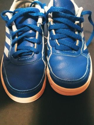 Zapatillas deportivas Adidas. Talla 29. Largo plan de segunda mano por 7  EUR en Alicante en WALLAPOP