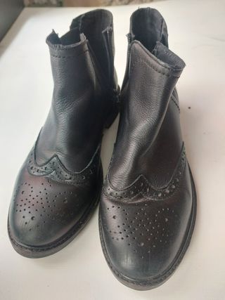 Botines negros chica piel de segunda mano por 22,9 EUR en Ourense en  WALLAPOP