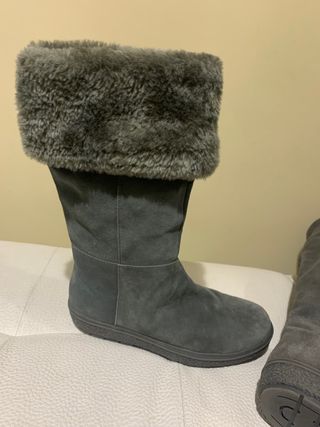 Botas grises con pelo de segunda mano por 6 EUR en Colonia Covibar en  WALLAPOP