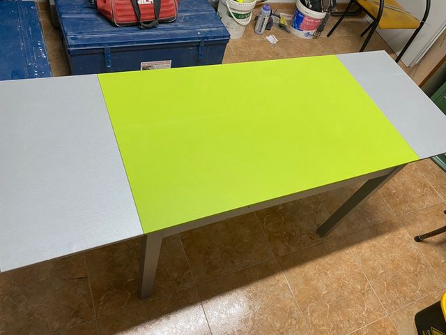 MESA ALUMINIO Y SILESTONE VERDE FUN