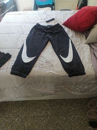 Pantalon de chandal nike 2022 de segunda mano por 40 EUR en Terrassa en  WALLAPOP
